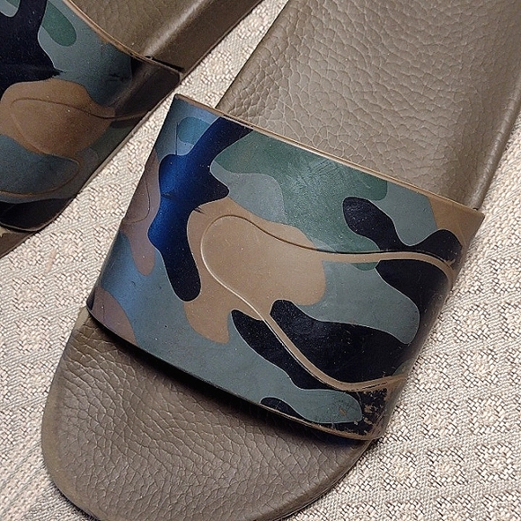 Valentino Garavani Camo Slides - Picture 15 of 16